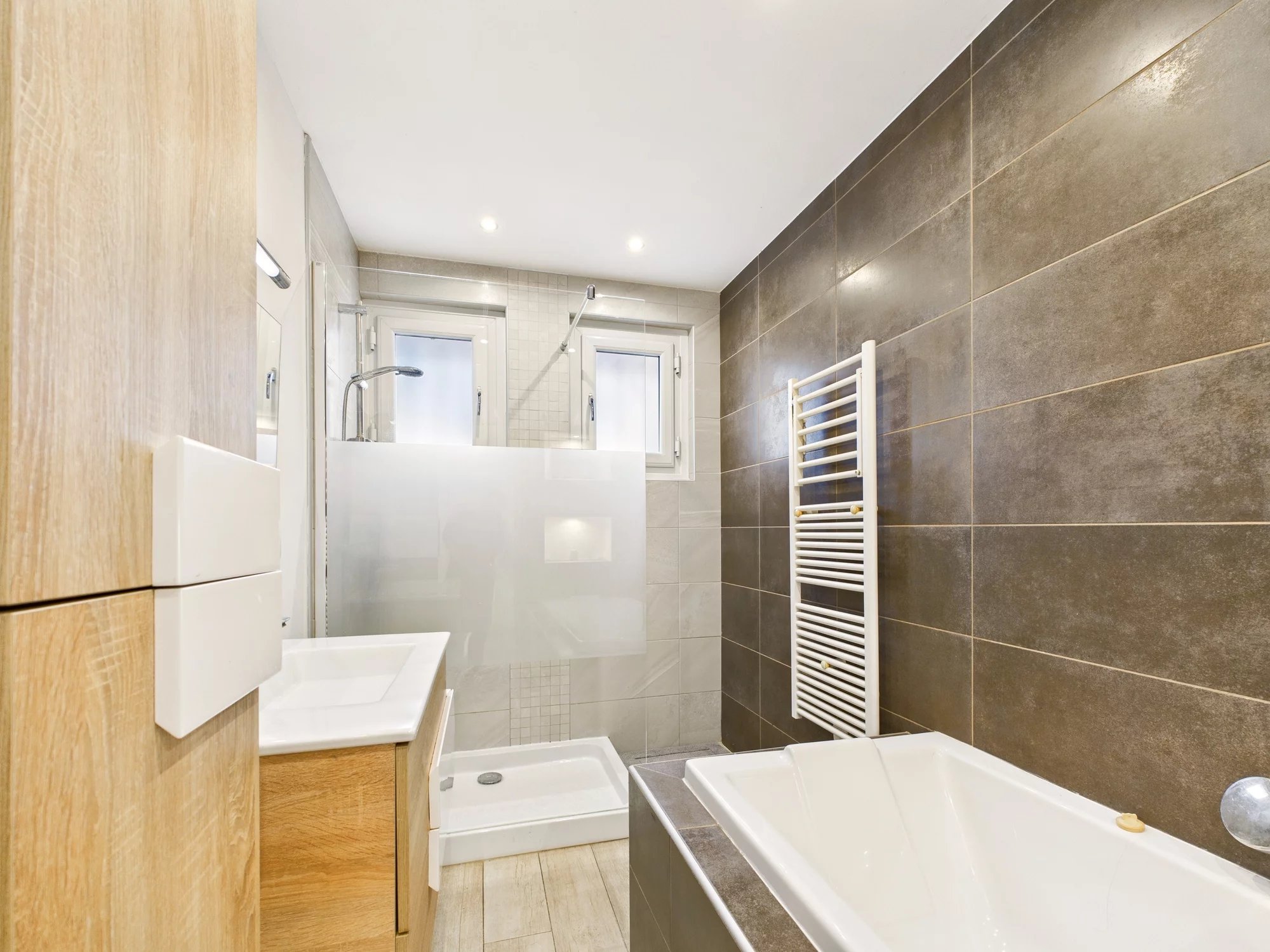 Beautifully Presented Home with Guest Apartment, Pool & Enclosed Gardens, Aquitaine – France – BVI83645