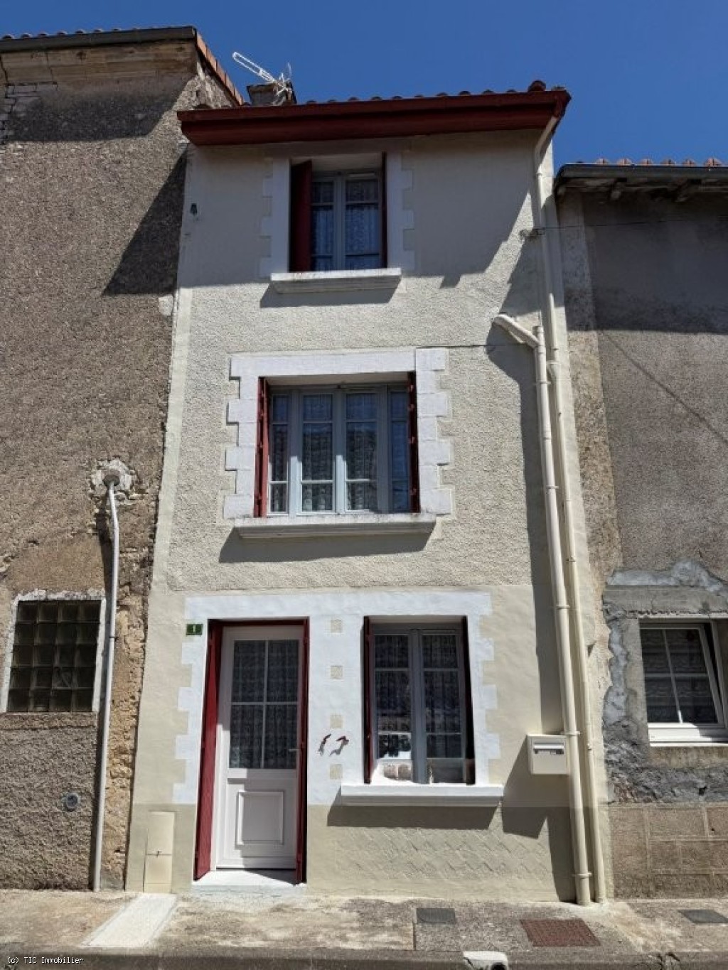 2 bedroom House in Verteuil-Sur-Charente, France – r7566