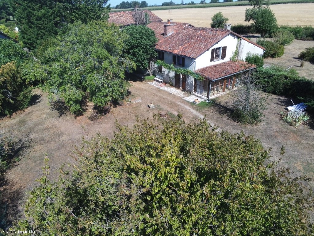 3 bedroom House in Champagne-Mouton, France – r7563