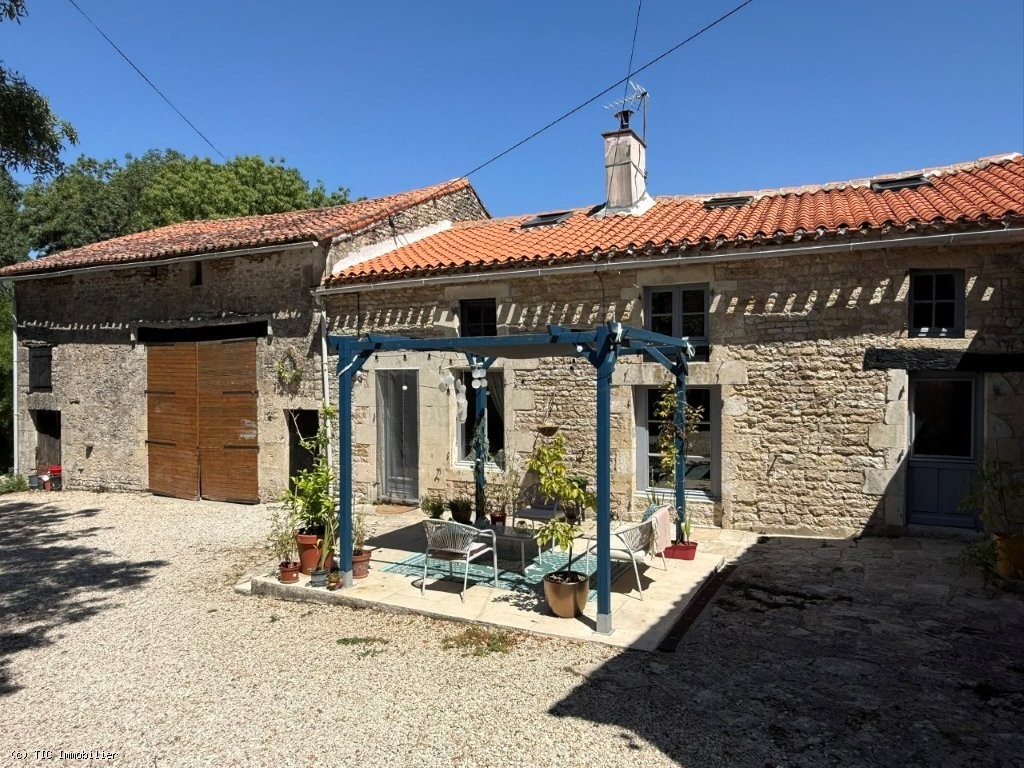 3 bedroom House in Mansle, France – r7561