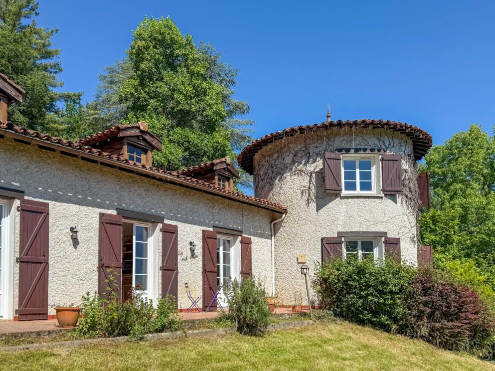 Encausse-les-Thermes – Stunning 3-bedroom property, with panoramic views, a potential gite and beautiful parkland in Pyrenees.