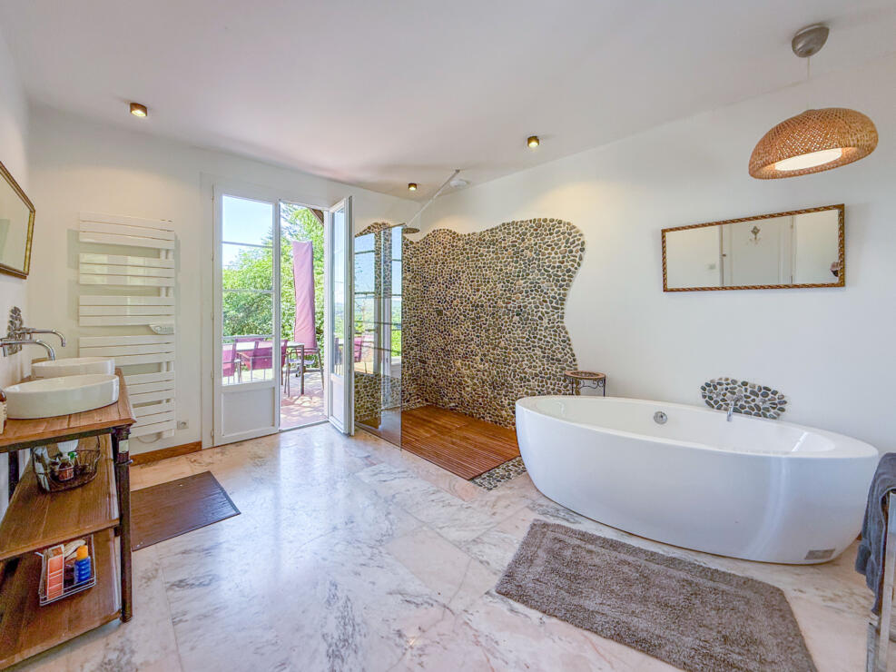 Encausse-les-Thermes – Stunning 3-bedroom property, with panoramic views, a potential gite and beautiful parkland in Pyrenees.