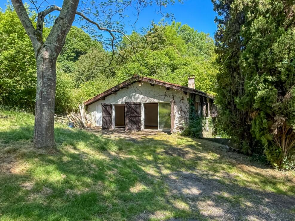Encausse-les-Thermes – Stunning 3-bedroom property, with panoramic views, a potential gite and beautiful parkland in Pyrenees.