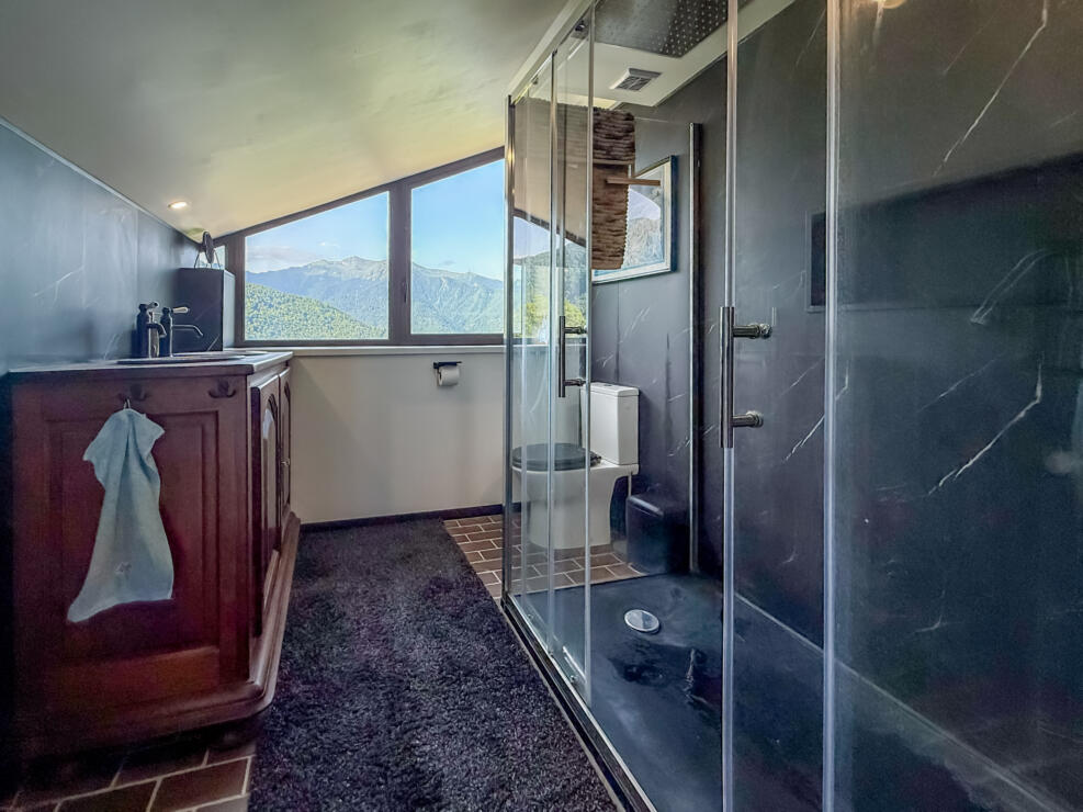 Boutx – Spacious mountain home & independent apartment, stunning views & flexible rental potential – 10 mins to skiing