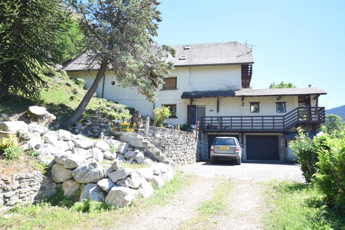 Boutx – Spacious mountain home & independent apartment, stunning views & flexible rental potential – 10 mins to skiing