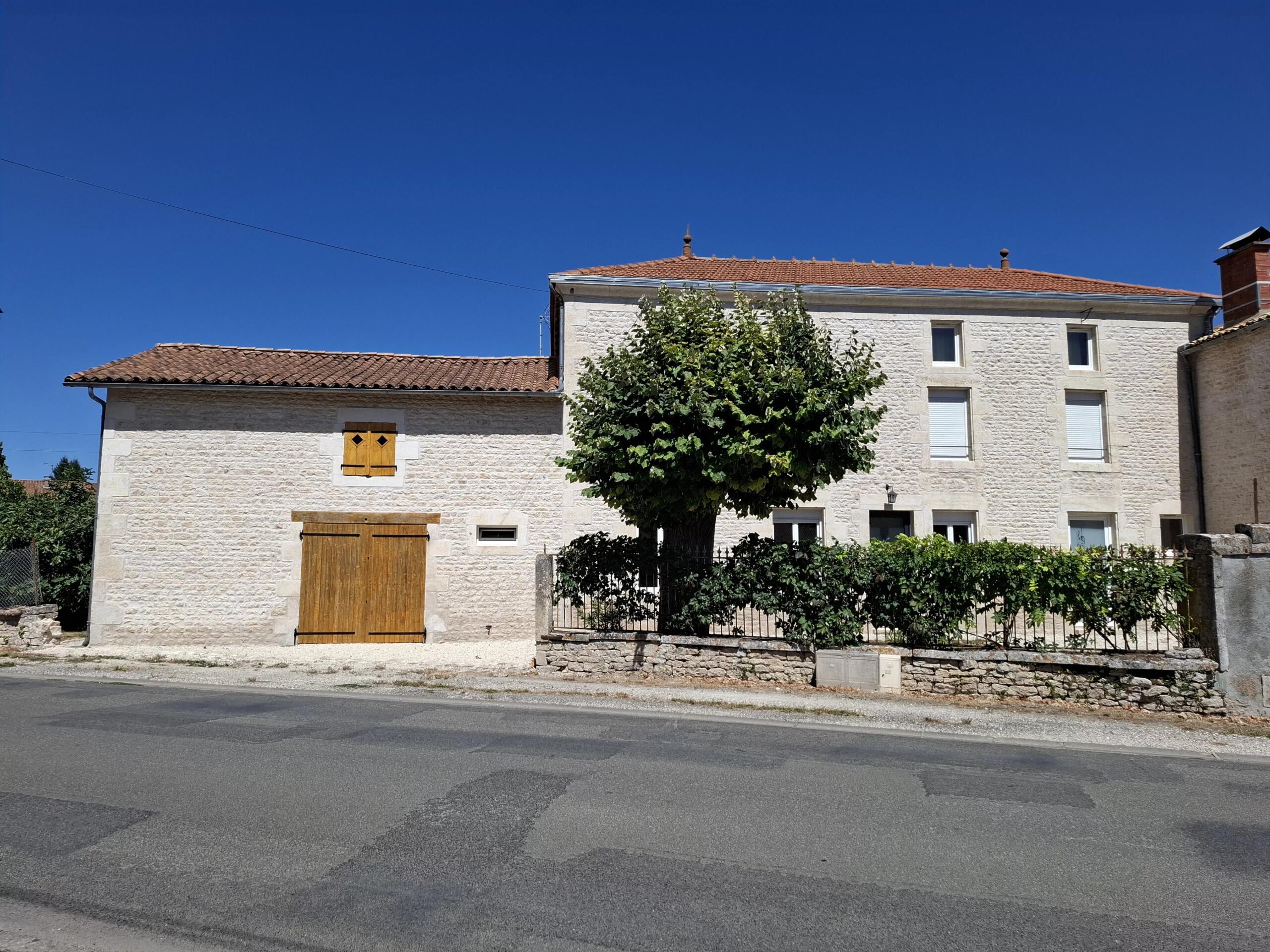 Immaculately presented, 4-5 bed family home within short walk from all amenities, Poitou-Charentes – France – BVI86878