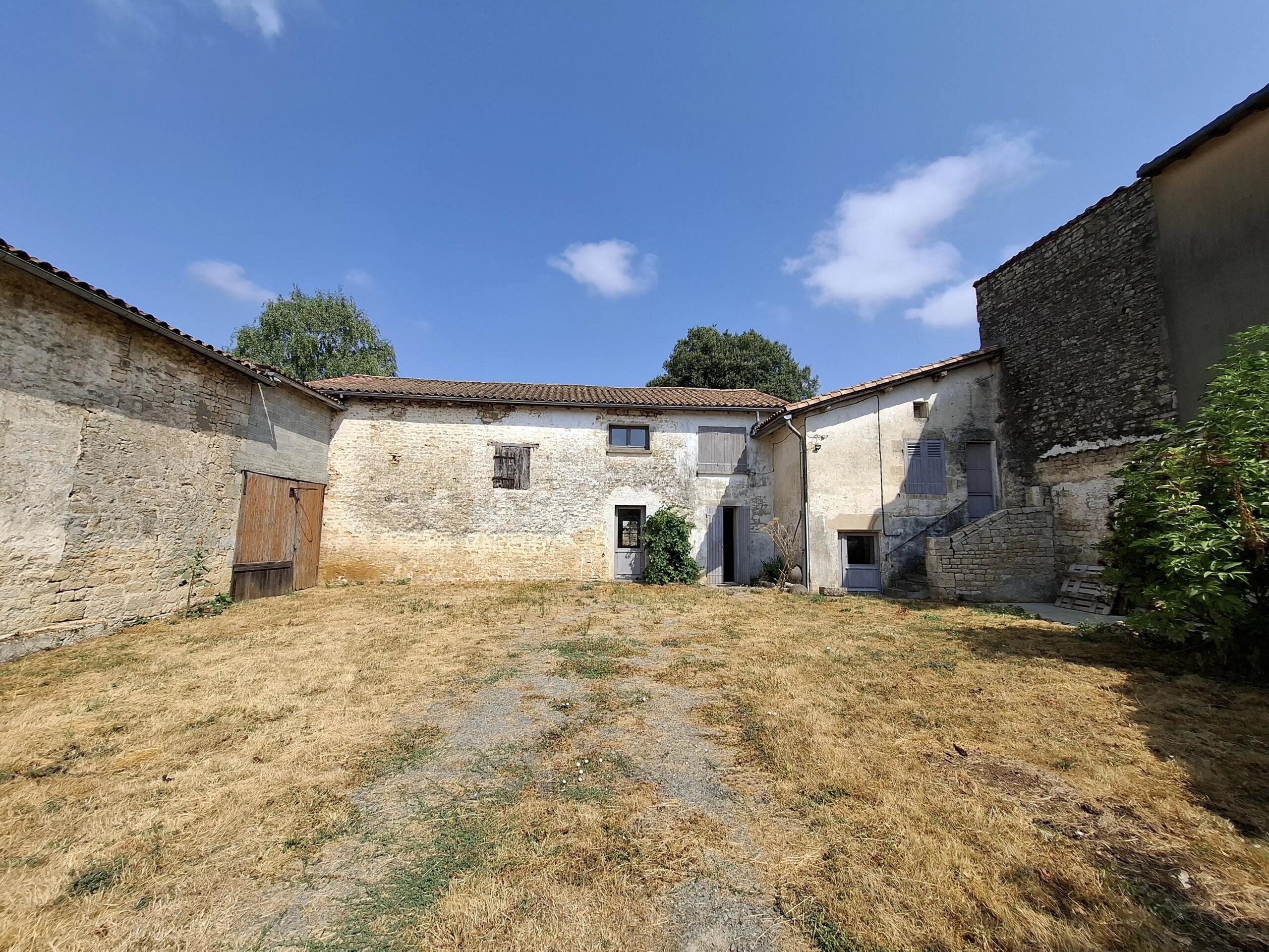 Tranquil property with large garden in heart of Melle, Poitou-Charentes – France – BVI86727