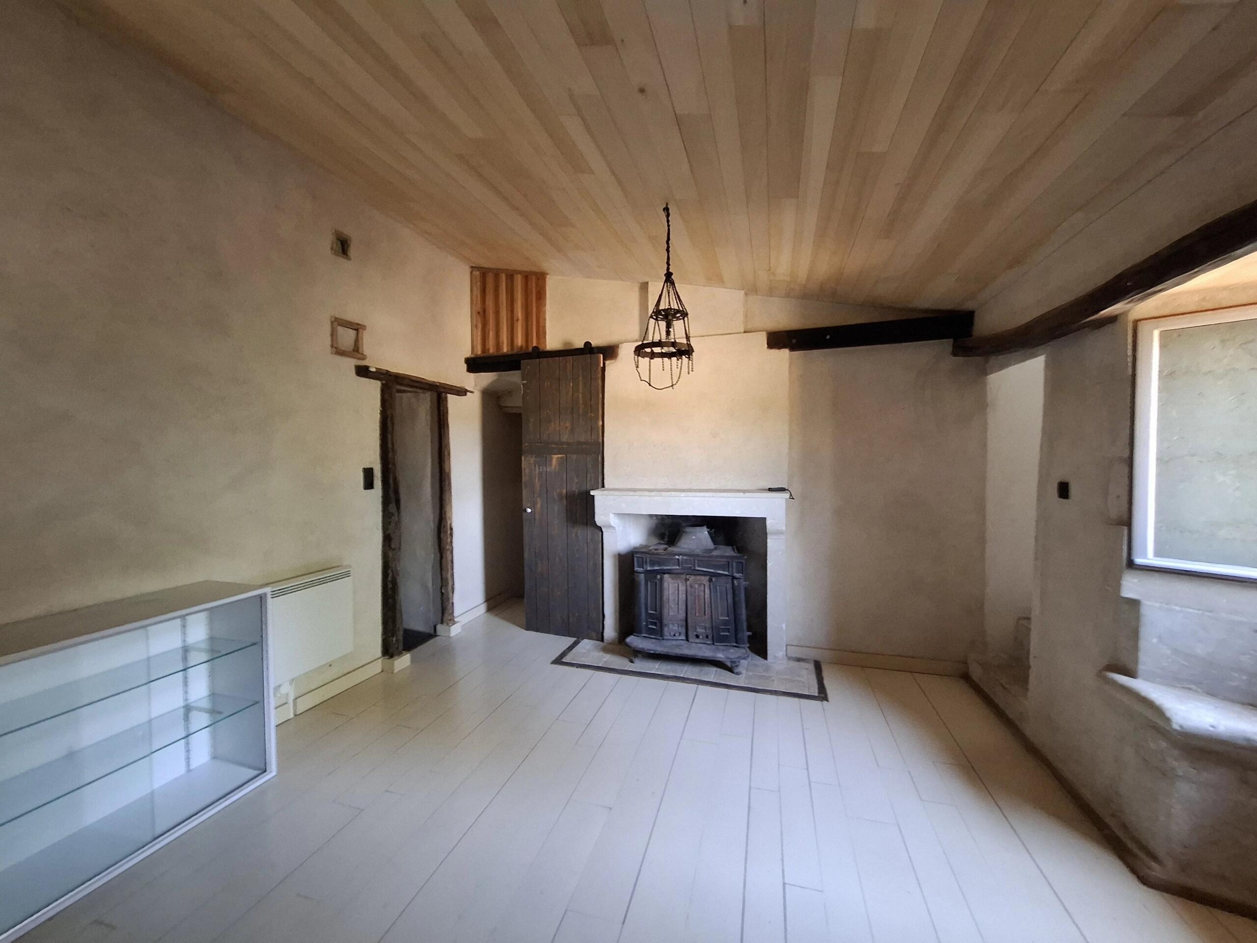Tranquil property with large garden in heart of Melle, Poitou-Charentes – France – BVI86727