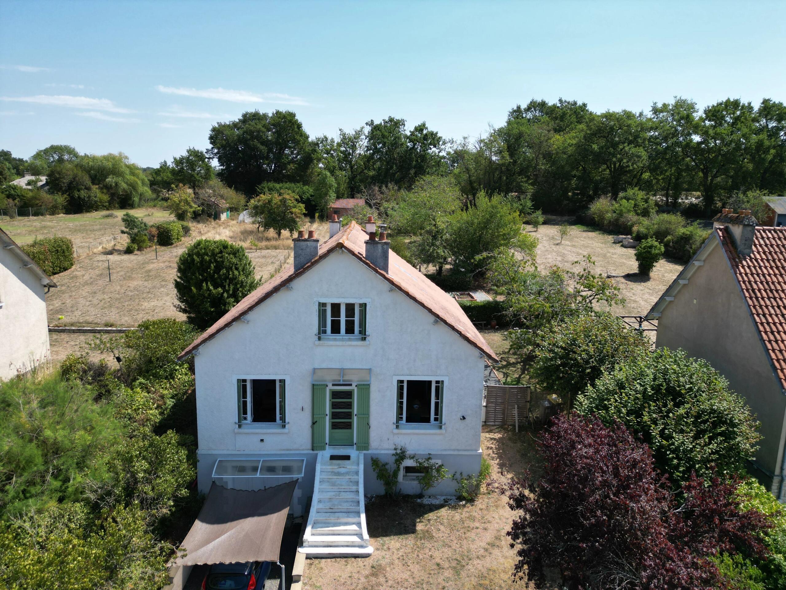 Renovated detached 4 bedroom house on the very edge of lively town, Poitou-Charentes – France – BVI86934