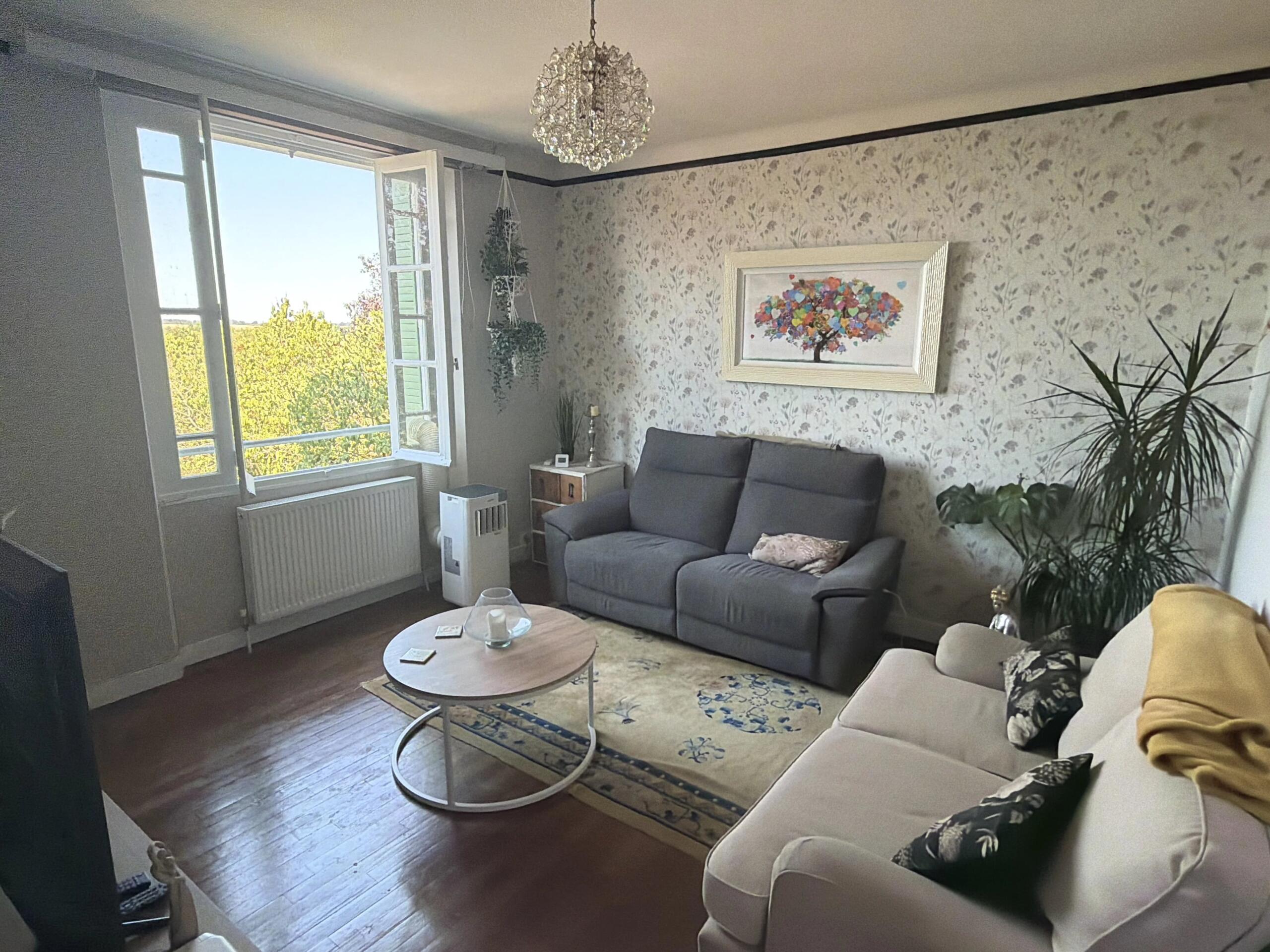 Renovated detached 4 bedroom house on the very edge of lively town, Poitou-Charentes – France – BVI86934