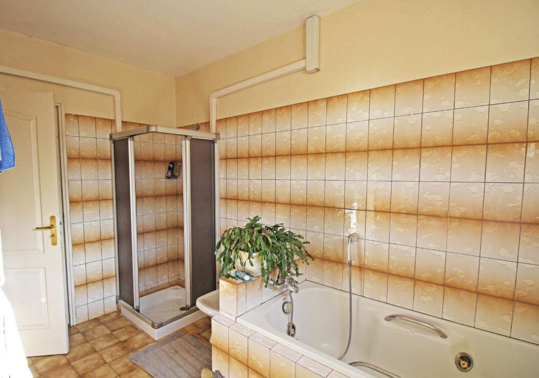 4-bedroom villa with spacious terrace, pool, tennis court and land in the pretty village of Laurac