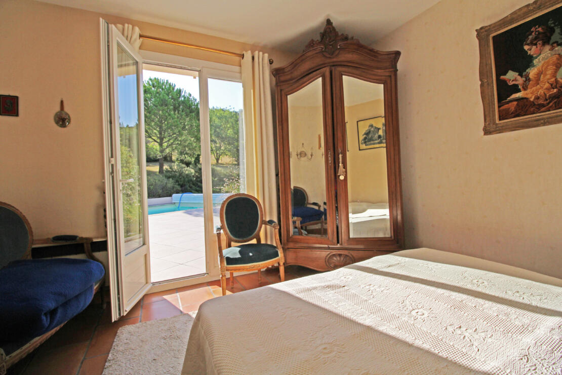 4-bedroom villa with spacious terrace, pool, tennis court and land in the pretty village of Laurac