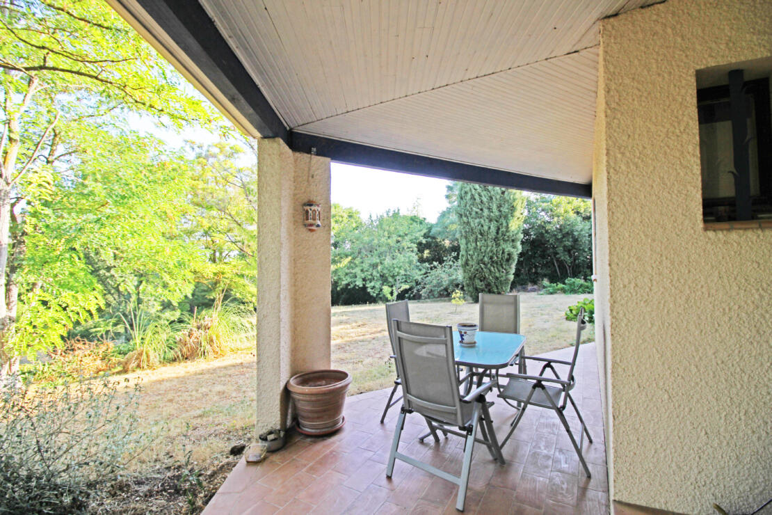 4-bedroom villa with spacious terrace, pool, tennis court and land in the pretty village of Laurac