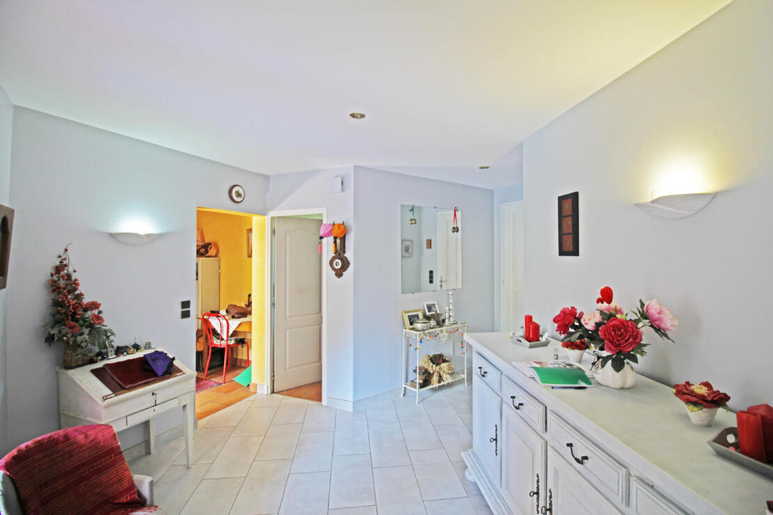 4-bedroom villa with spacious terrace, pool, tennis court and land in the pretty village of Laurac