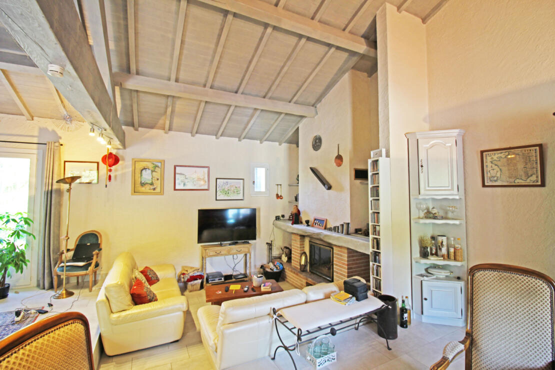 4-bedroom villa with spacious terrace, pool, tennis court and land in the pretty village of Laurac