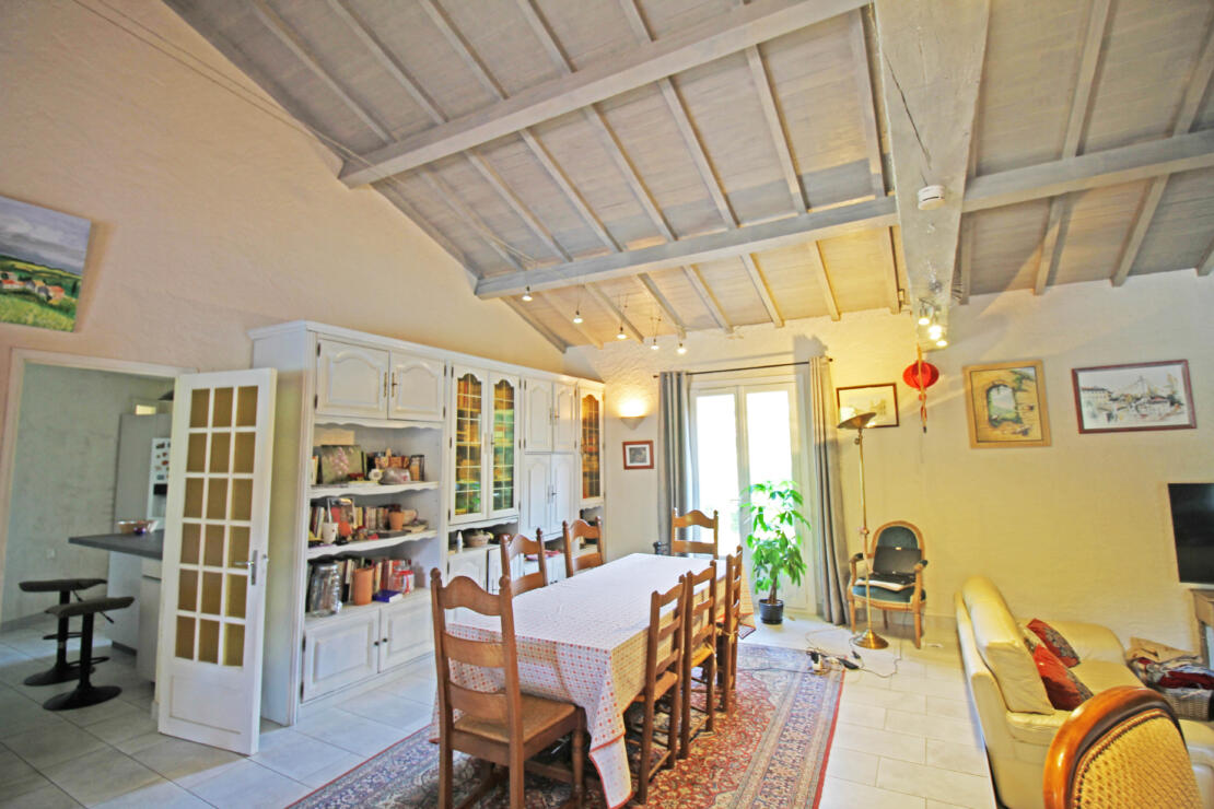 4-bedroom villa with spacious terrace, pool, tennis court and land in the pretty village of Laurac