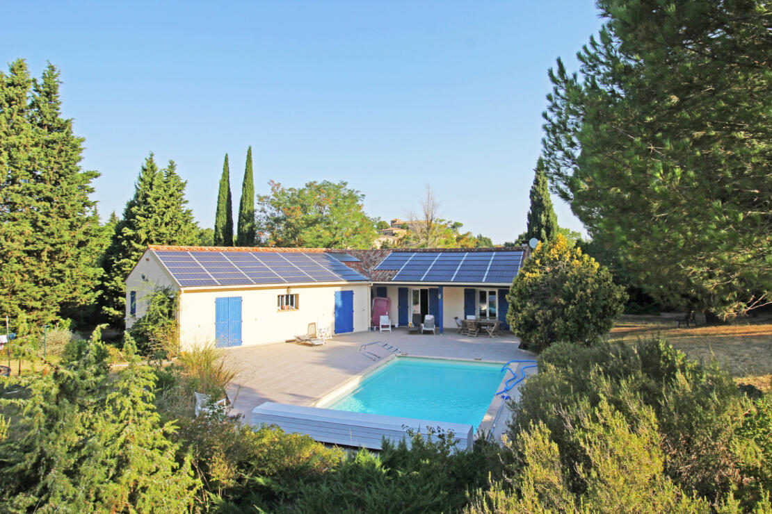 4-bedroom villa with spacious terrace, pool, tennis court and land in the pretty village of Laurac