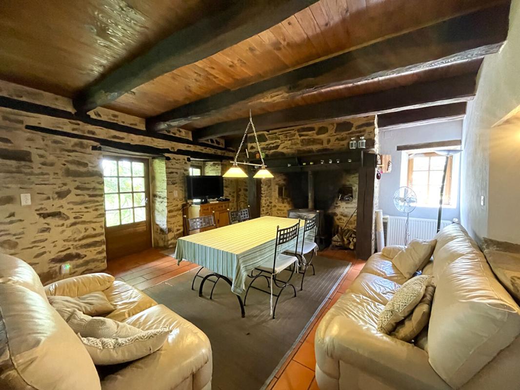 6 bedroom corps de ferme in Lapeyrugue, Cantal, France