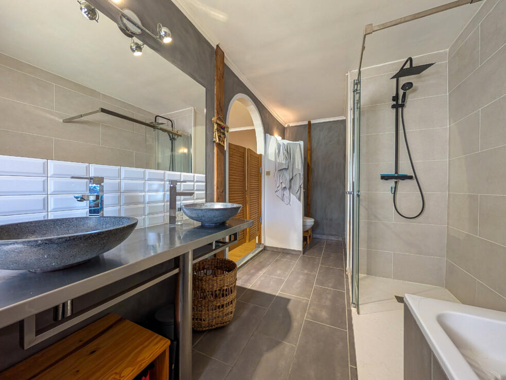 Renovated stone house with garage, garden and private pool, just 10 minutes from Carcassonne