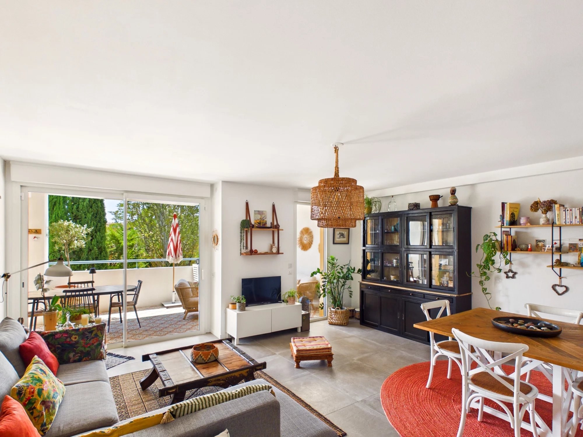 Impeccably renovated garden-level apartment with terrace and garage in Aix-en-Provence, Provence-Alpes-Côte d’Azur – France – BVI86892