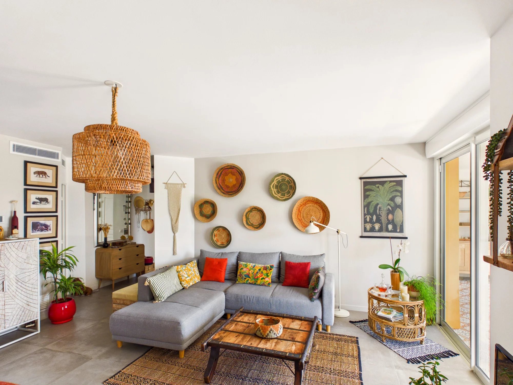 Impeccably renovated garden-level apartment with terrace and garage in Aix-en-Provence, Provence-Alpes-Côte d’Azur – France – BVI86892