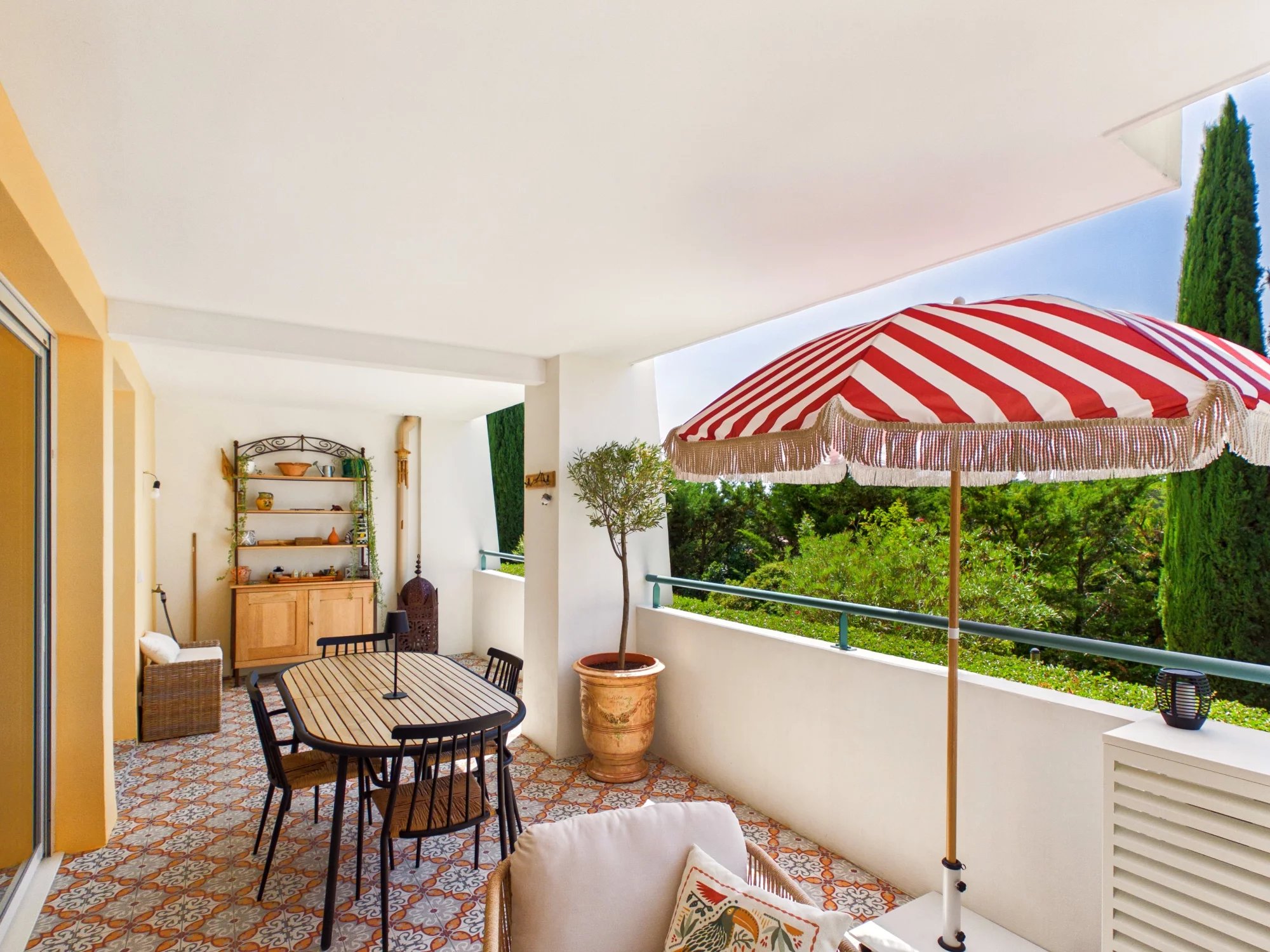 Impeccably renovated garden-level apartment with terrace and garage in Aix-en-Provence, Provence-Alpes-Côte d’Azur – France – BVI86892
