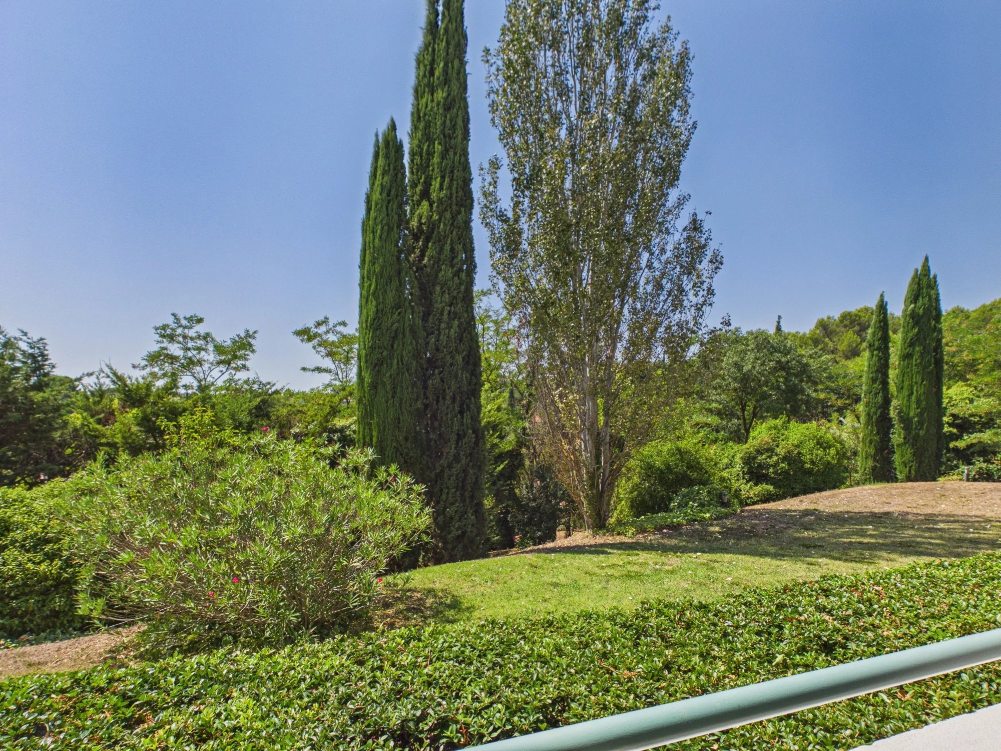 Impeccably renovated garden-level apartment with terrace and garage in Aix-en-Provence, Provence-Alpes-Côte d’Azur – France – BVI86892