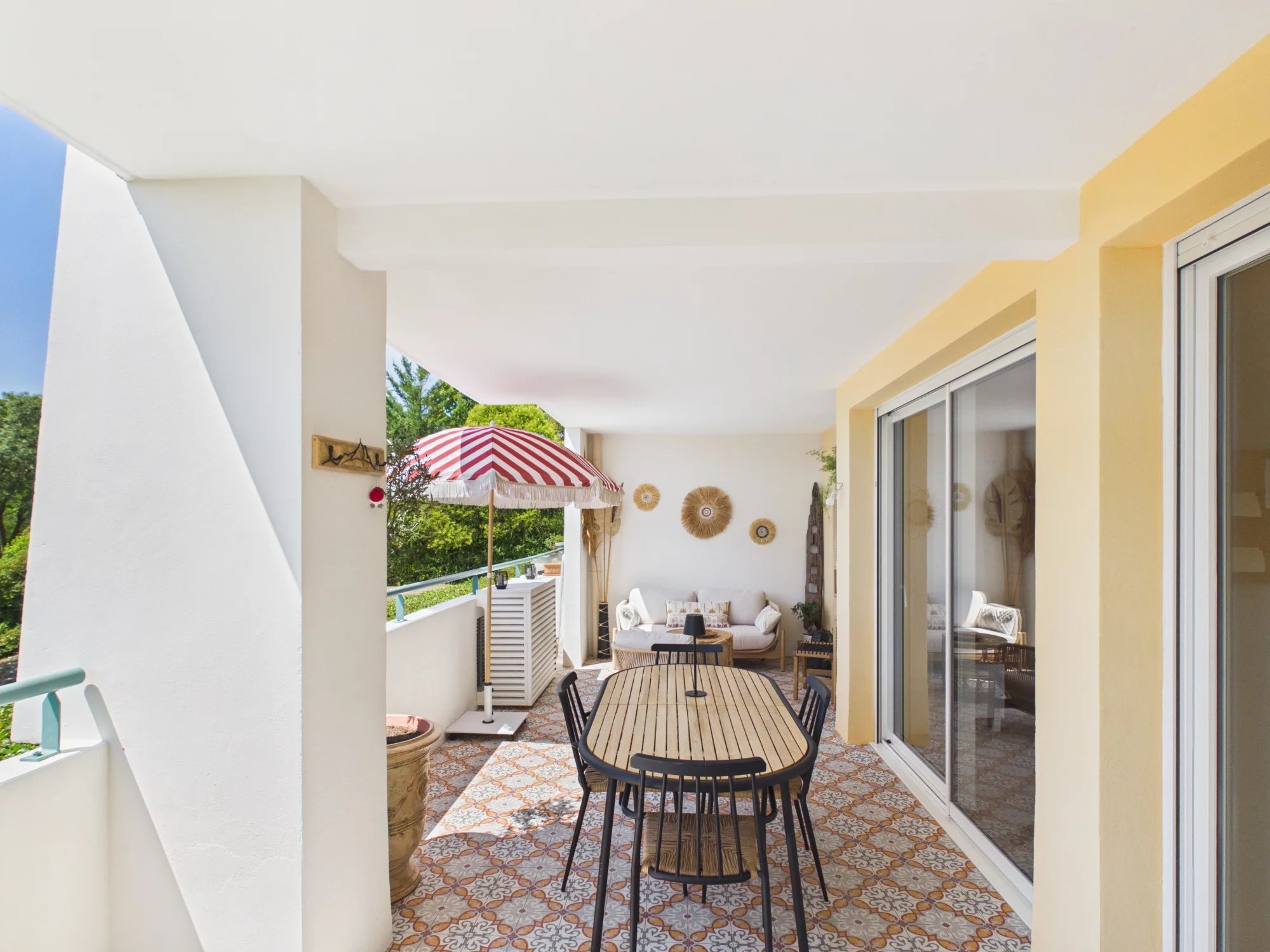 Impeccably renovated garden-level apartment with terrace and garage in Aix-en-Provence, Provence-Alpes-Côte d’Azur – France – BVI86892