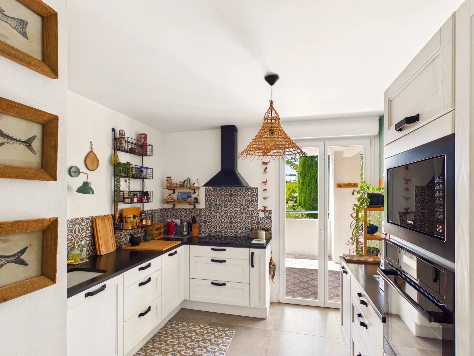 Impeccably renovated garden-level apartment with terrace and garage in Aix-en-Provence, Provence-Alpes-Côte d’Azur – France – BVI86892
