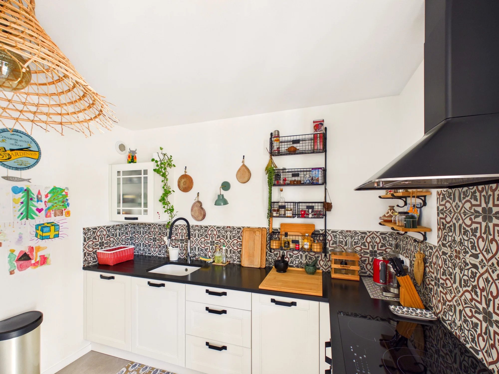 Impeccably renovated garden-level apartment with terrace and garage in Aix-en-Provence, Provence-Alpes-Côte d’Azur – France – BVI86892