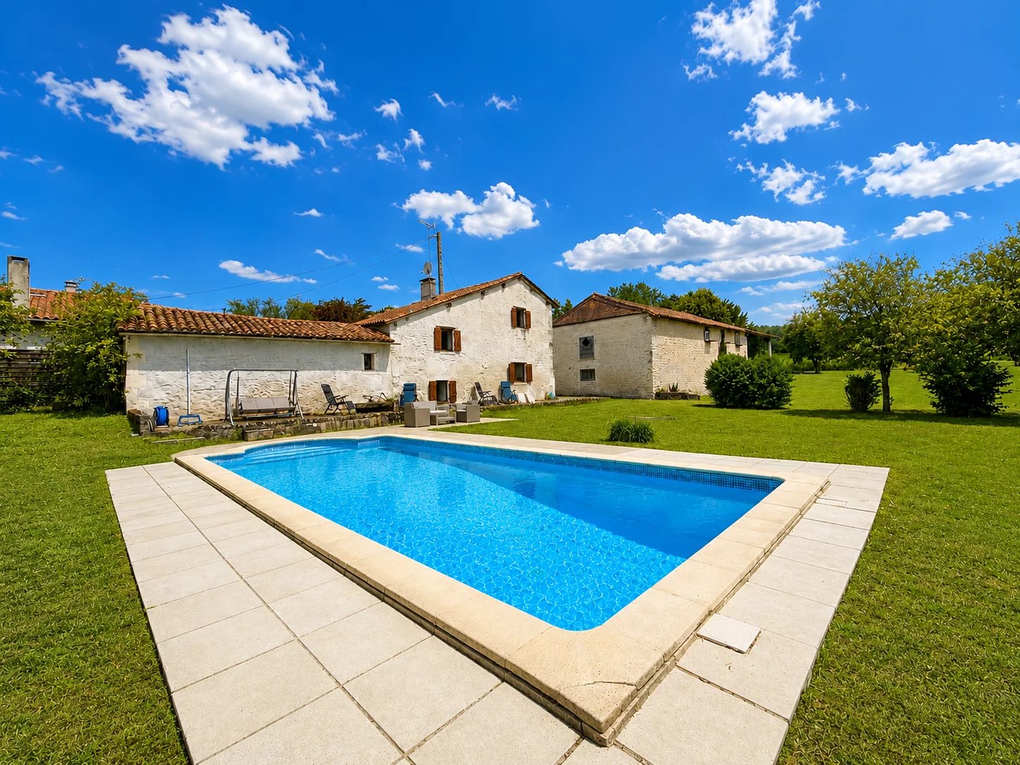 Stone property with swimming pool and barn, close to Aubeterre-sur-Dronne, Poitou-Charentes – France – BVI86862