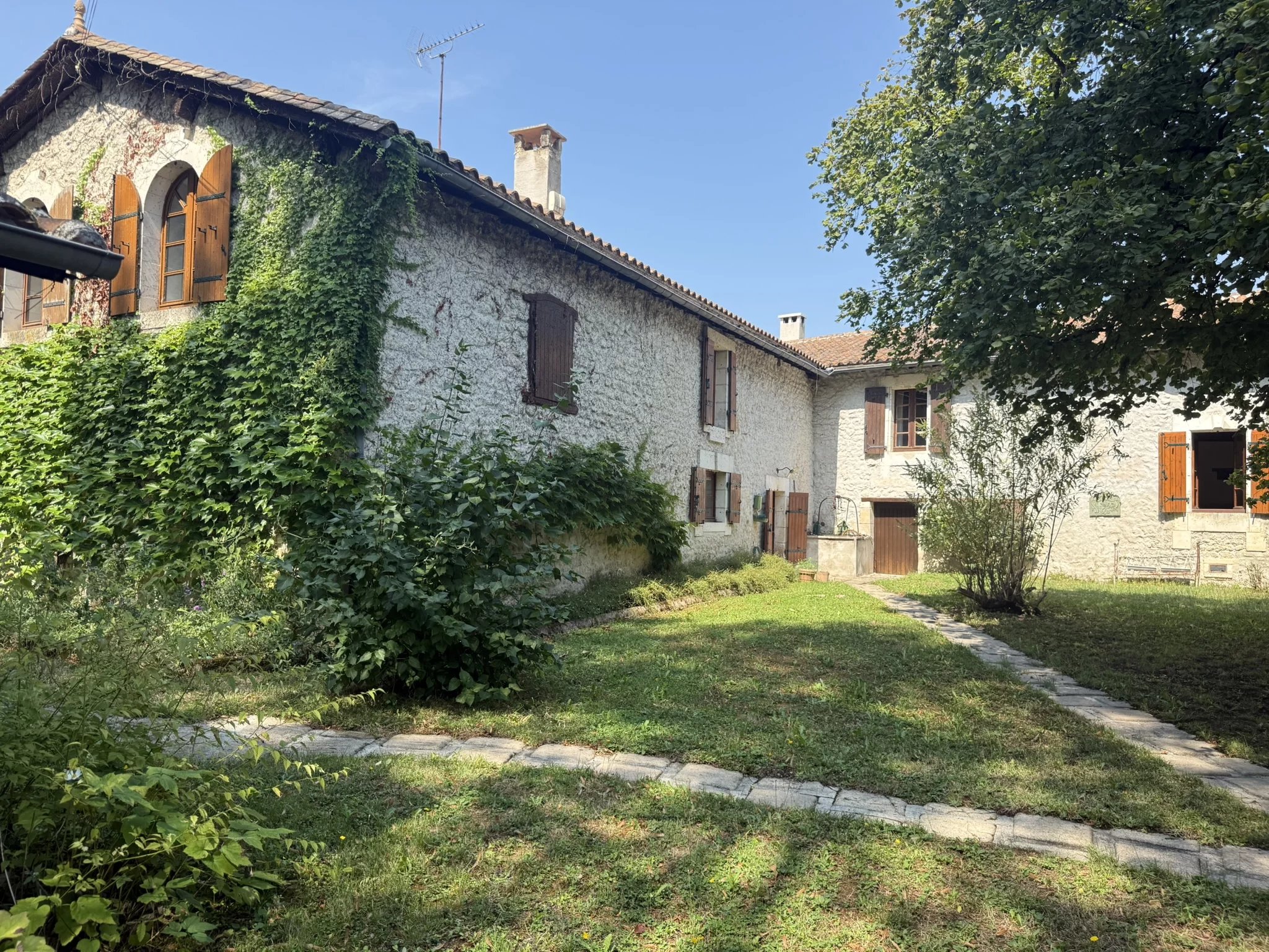 Charming Stone House with Pool and fabulous Summer Kitchen, Poitou-Charentes – France – BVI86936