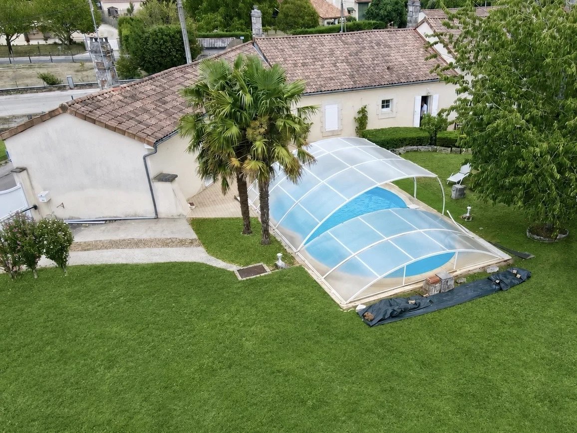 Beautiful single-storey home with pool, large garage and extension potential, Poitou-Charentes – France – BVI86771