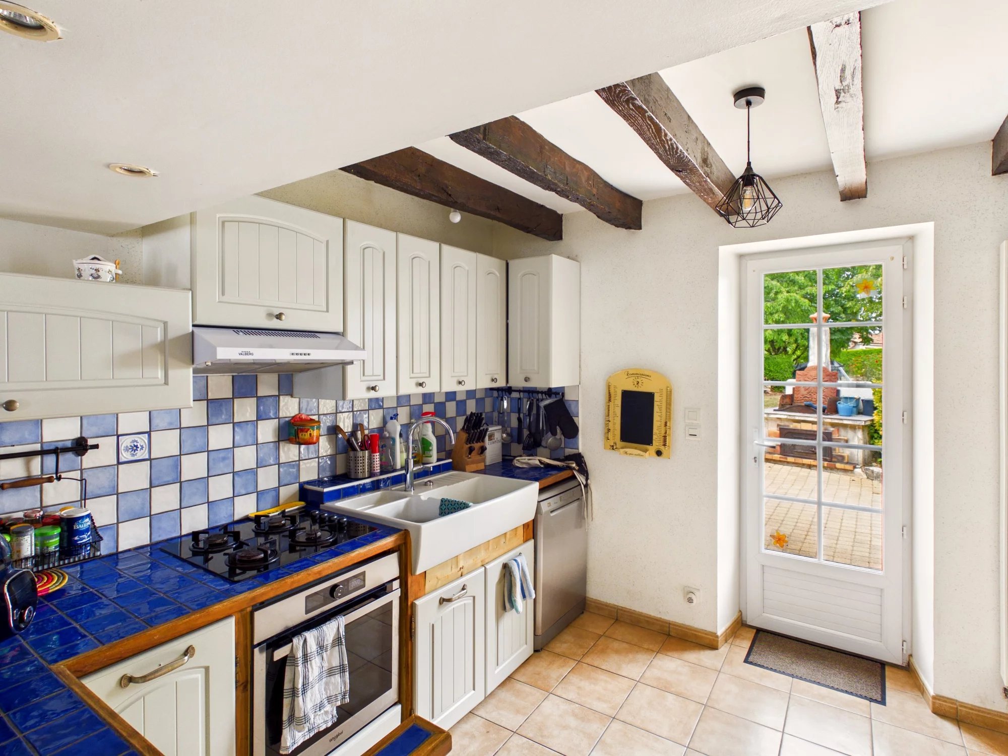 Beautiful single-storey home with pool, large garage and extension potential, Poitou-Charentes – France – BVI86771
