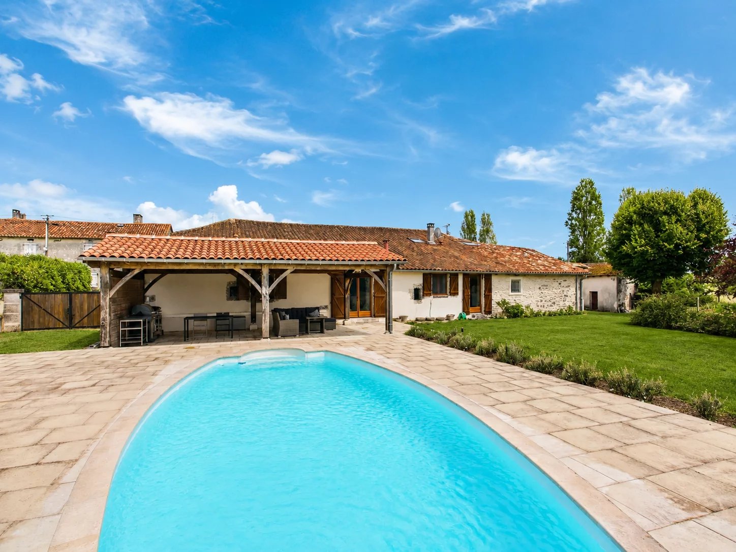 Recently-renovated 6-bed, 4-bath property with views, suitable for multi-generational living, Aquitaine – France – BVI86645