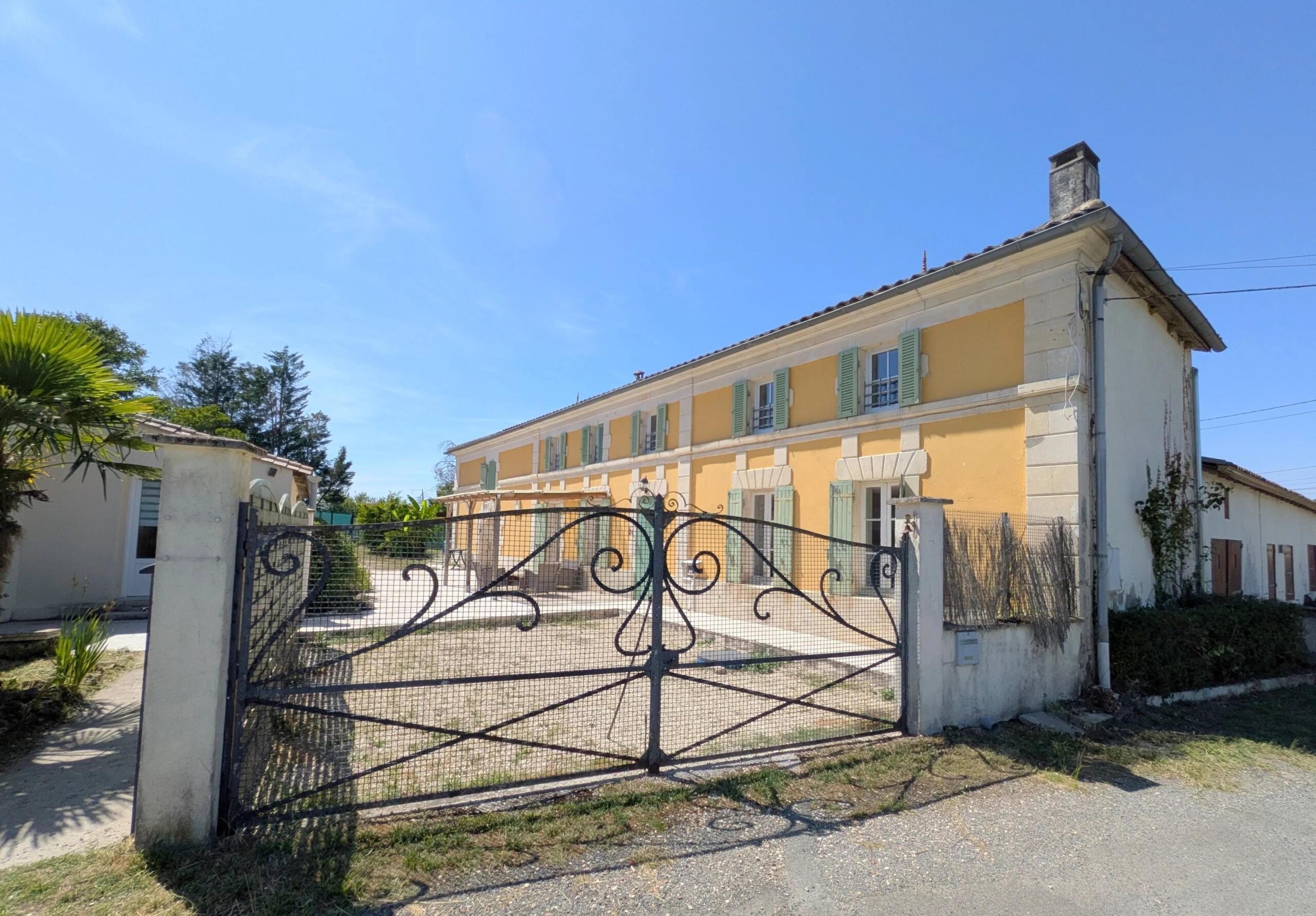 2 houses, pool plus land, 5 mins from Jonzac and under 1 hour to beach and Bordeaux, Poitou-Charentes – France – BVI86428