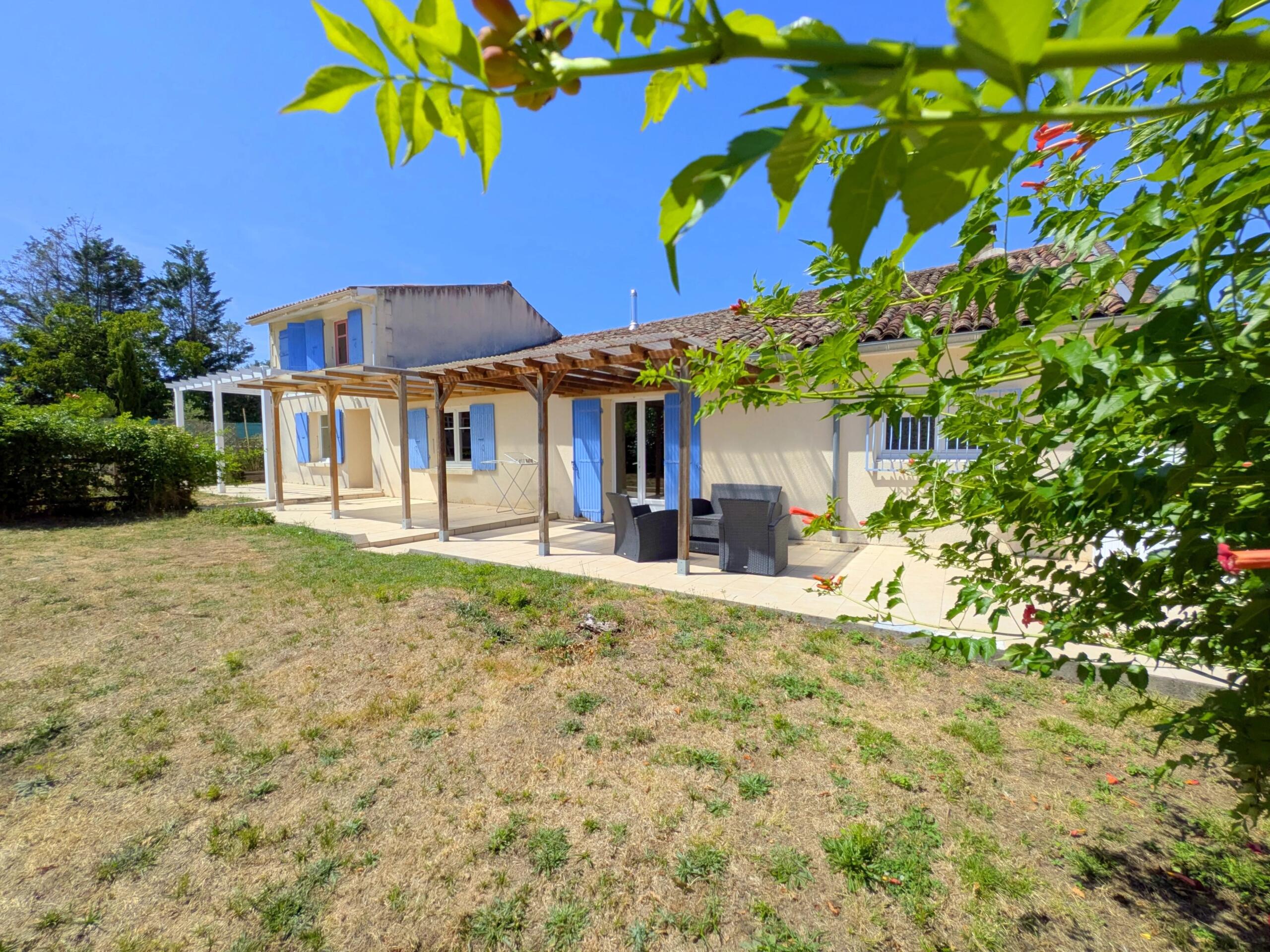 2 houses, pool plus land, 5 mins from Jonzac and under 1 hour to beach and Bordeaux, Poitou-Charentes – France – BVI86428