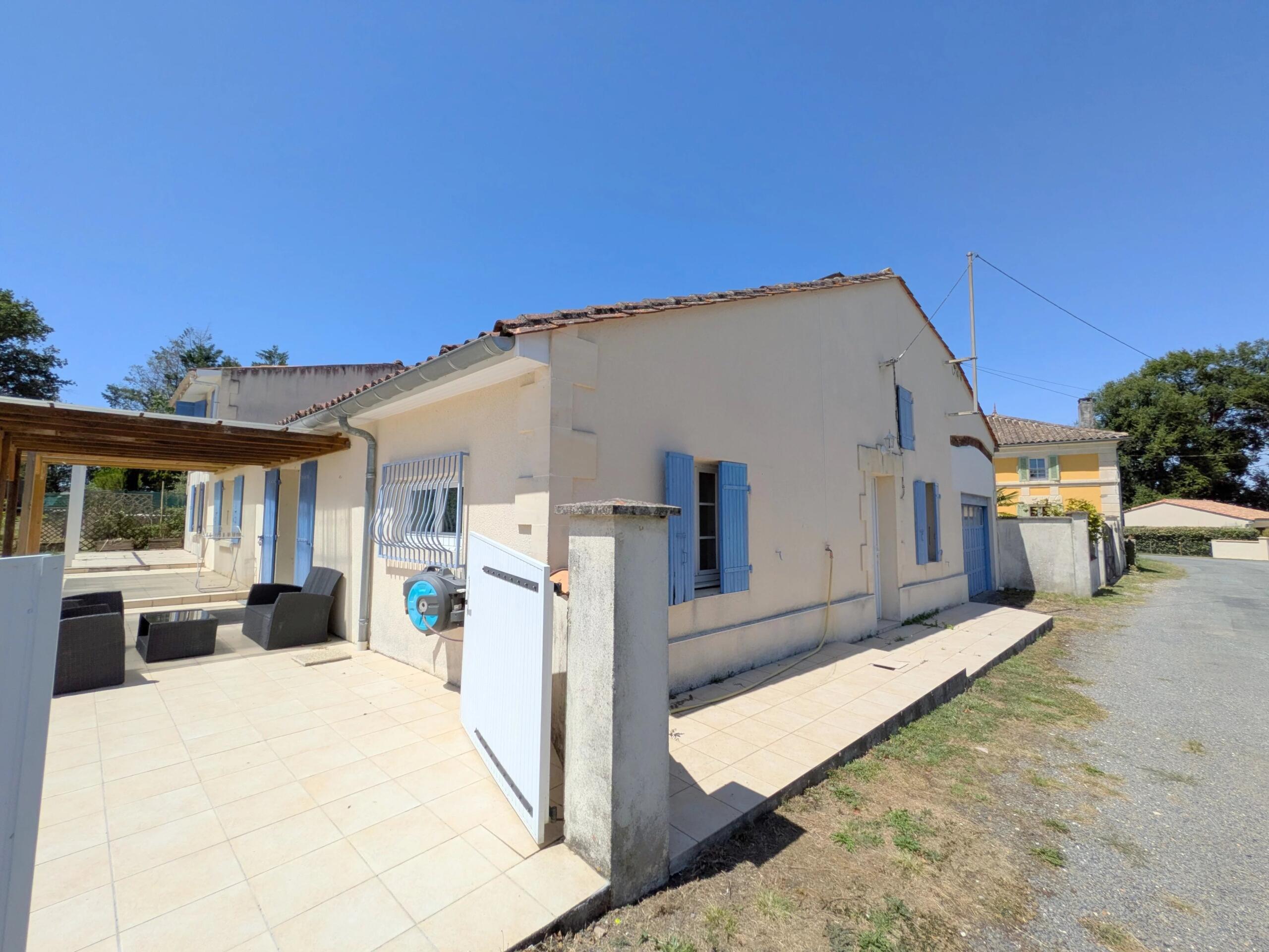 2 houses, pool plus land, 5 mins from Jonzac and under 1 hour to beach and Bordeaux, Poitou-Charentes – France – BVI86428