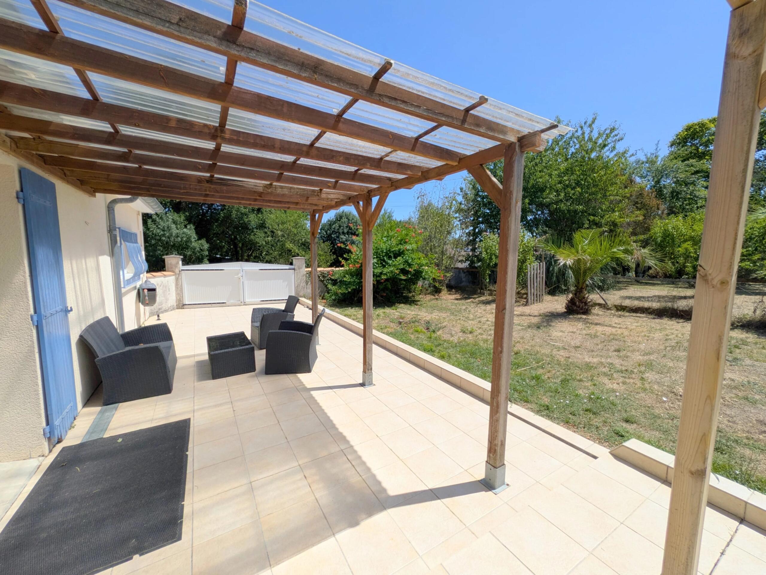 2 houses, pool plus land, 5 mins from Jonzac and under 1 hour to beach and Bordeaux, Poitou-Charentes – France – BVI86428