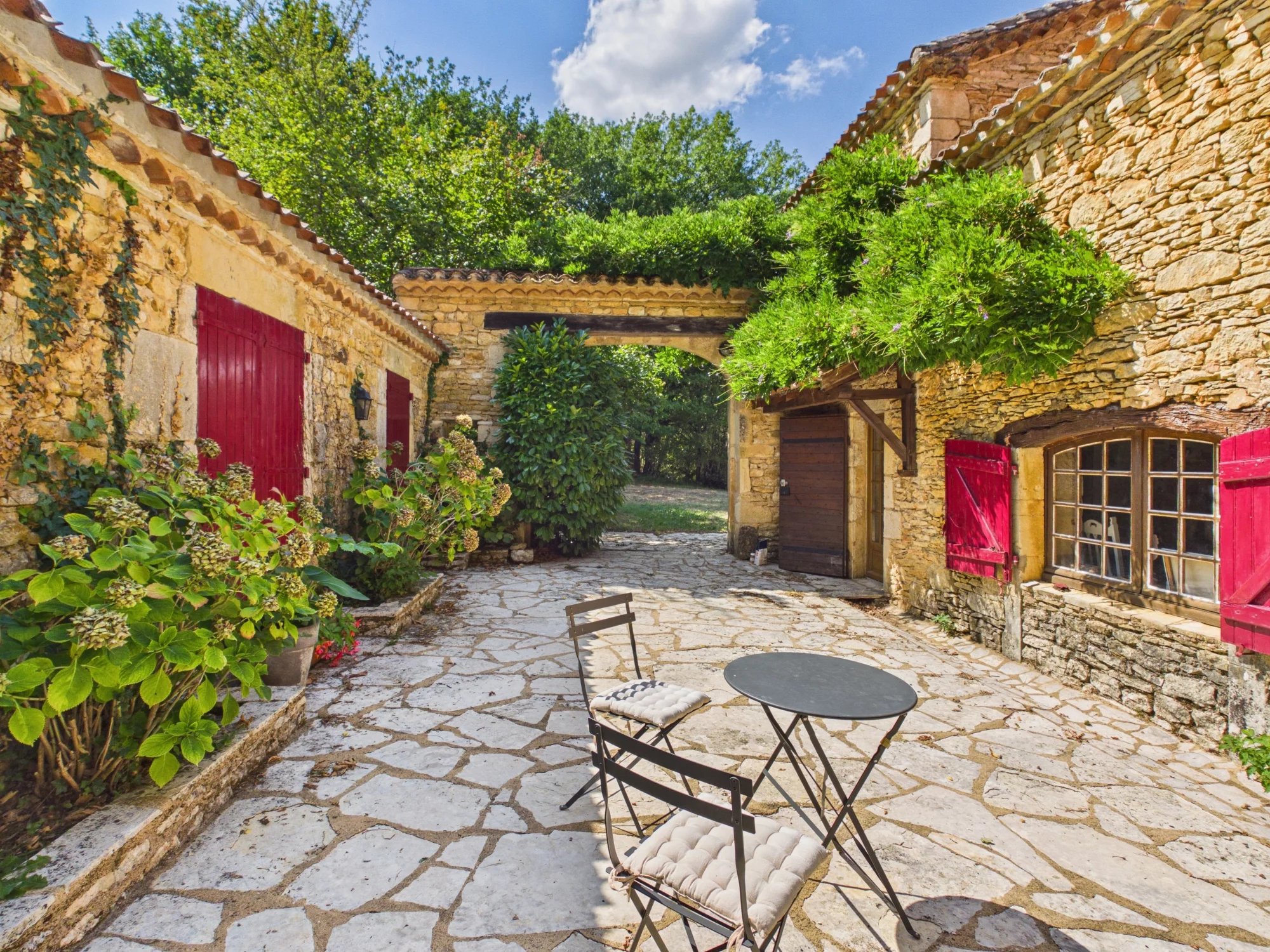 Exceptional Stone Property with Rich History and Panoramic Views of Bonaguil Castle, Midi-Pyrénées – France – BVI86565