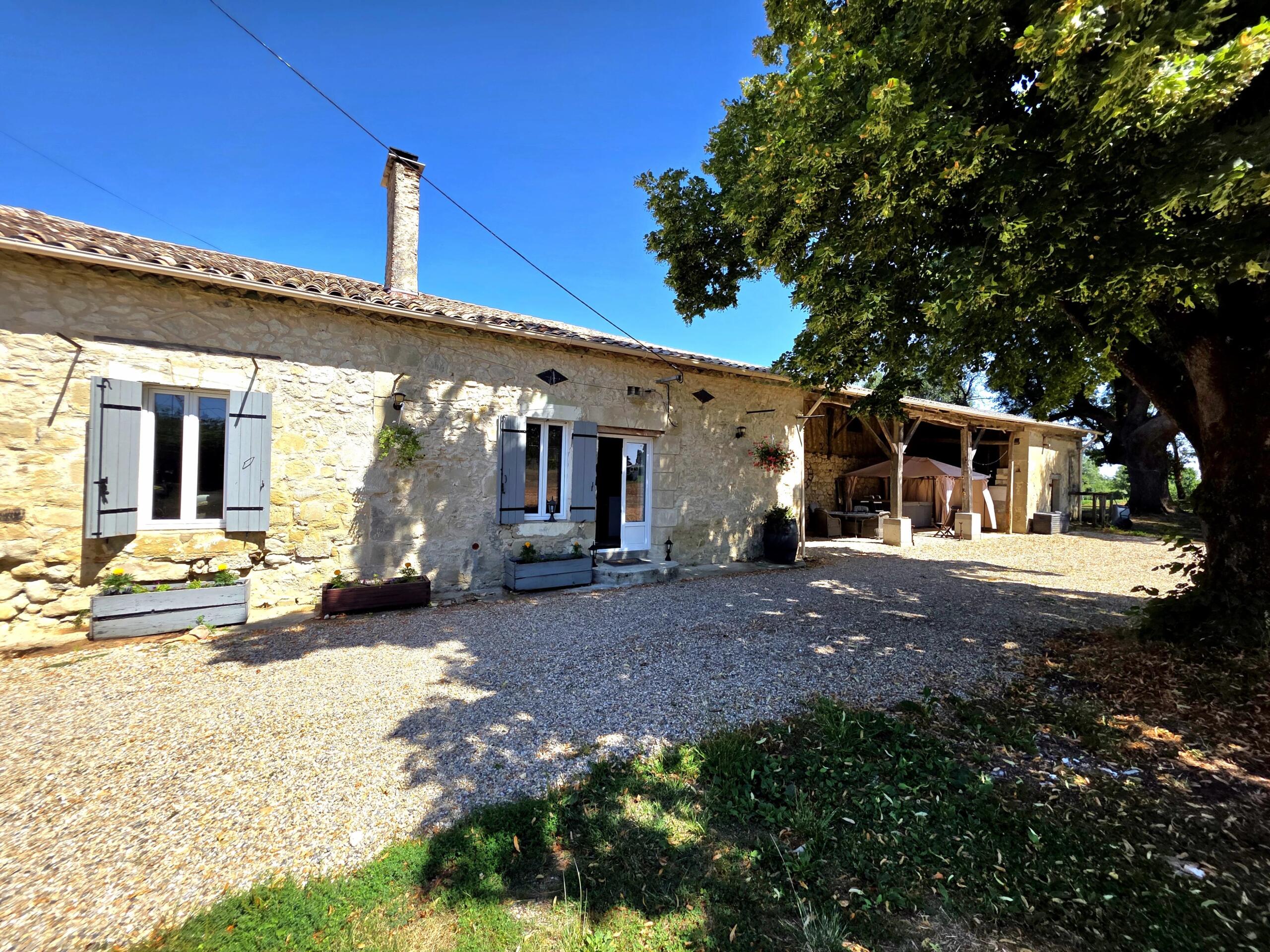Characterful renovated stone house with large barn – close to Lauzun, Aquitaine – France – BVI85768