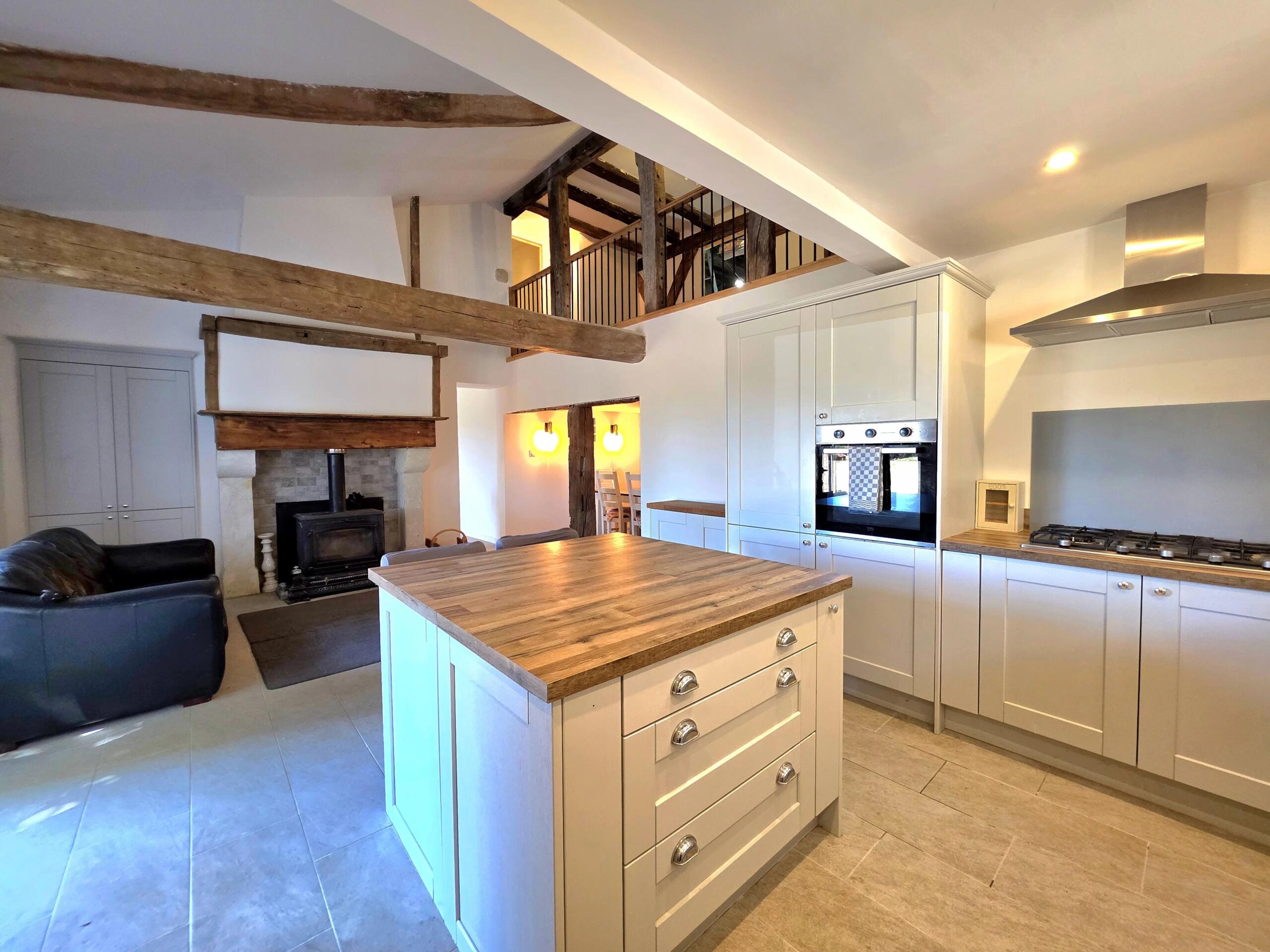 Characterful renovated stone house with large barn – close to Lauzun, Aquitaine – France – BVI85768