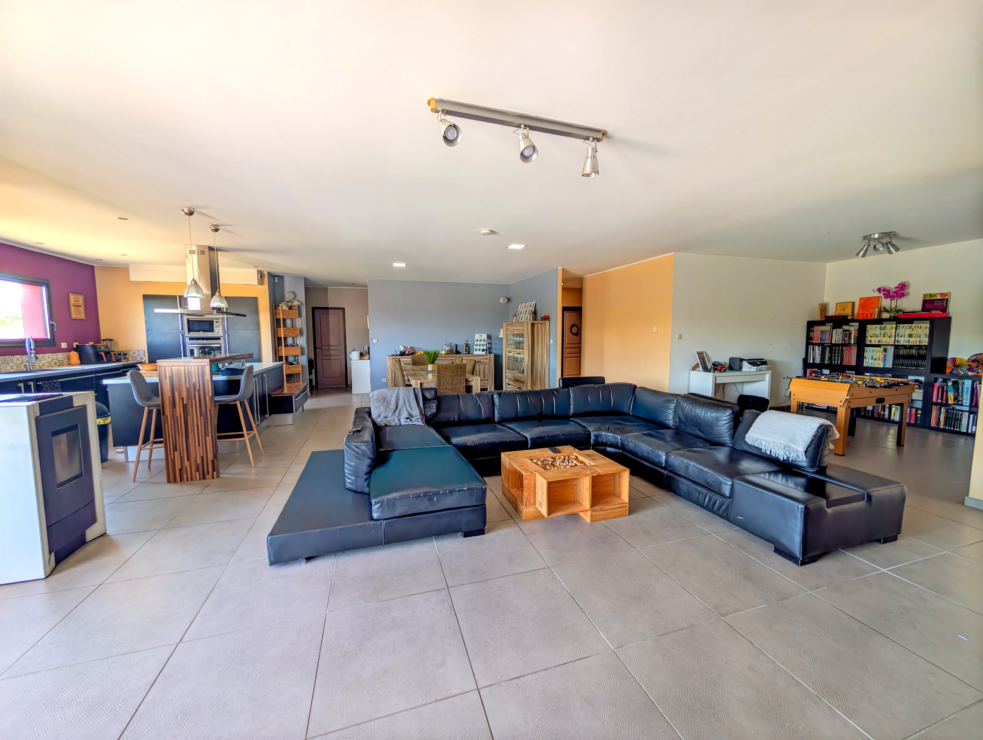 Spacious architect-designed home with open views and strong potential for adaptation – 9km from Castelnaudary