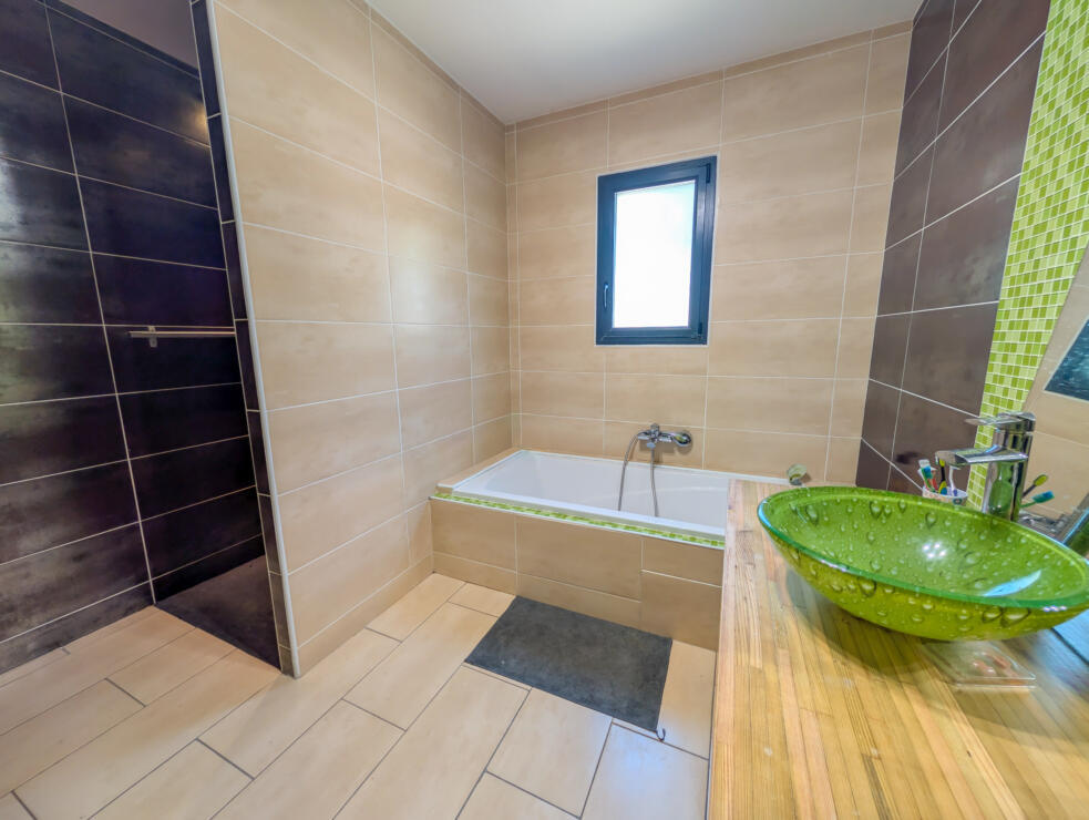 Spacious architect-designed home with open views and strong potential for adaptation – 9km from Castelnaudary