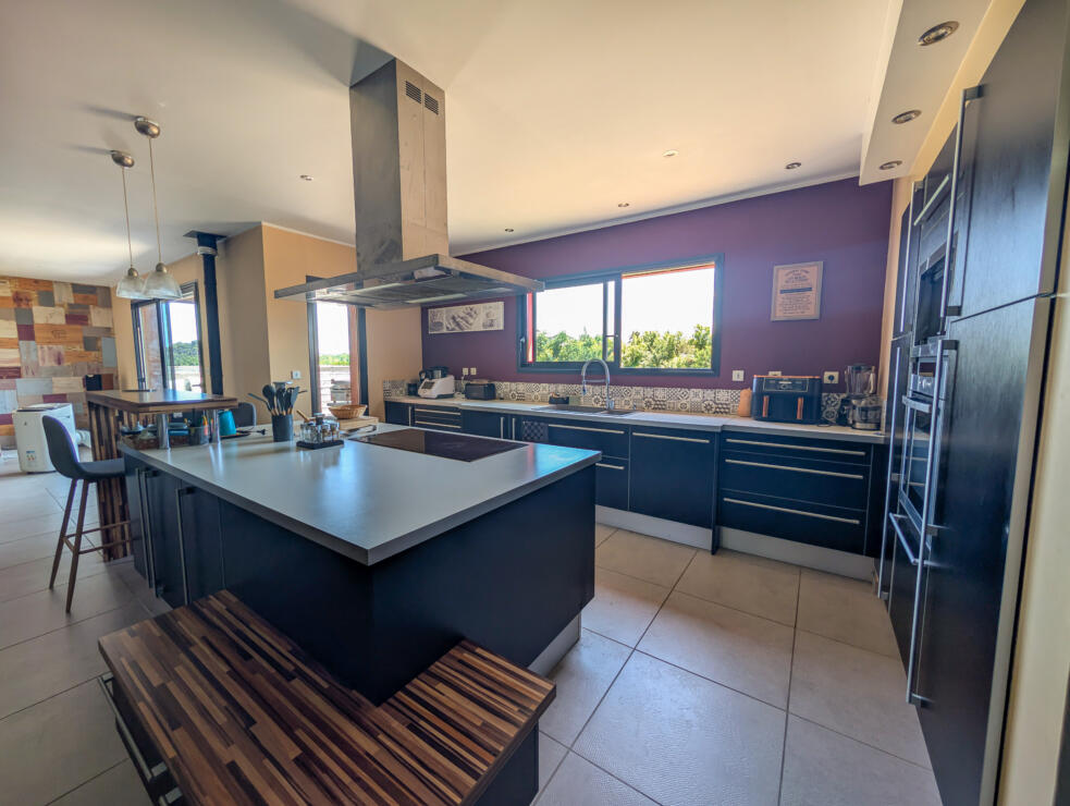 Spacious architect-designed home with open views and strong potential for adaptation – 9km from Castelnaudary