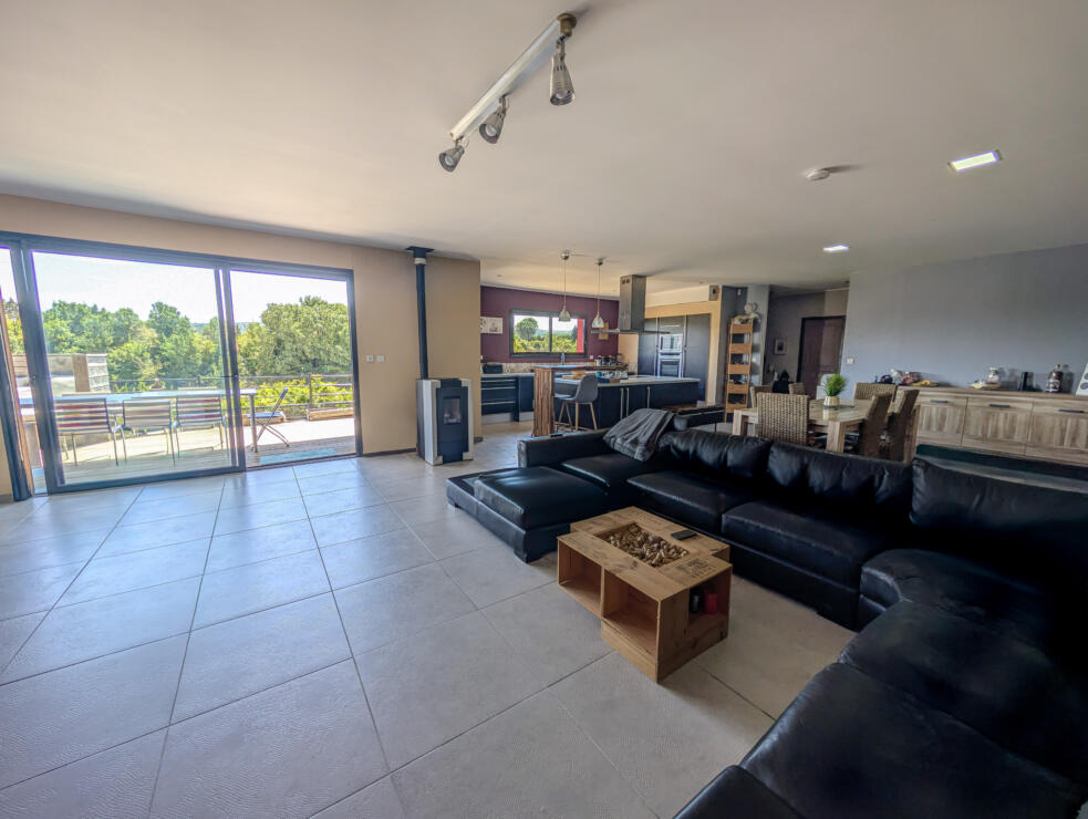 Spacious architect-designed home with open views and strong potential for adaptation – 9km from Castelnaudary