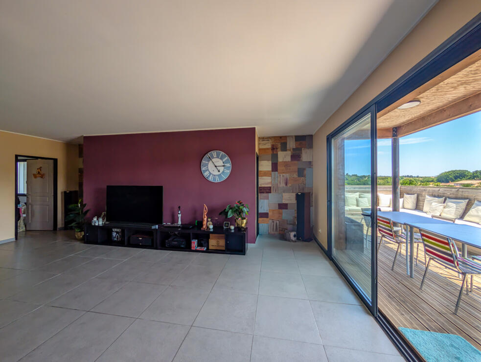 Spacious architect-designed home with open views and strong potential for adaptation – 9km from Castelnaudary