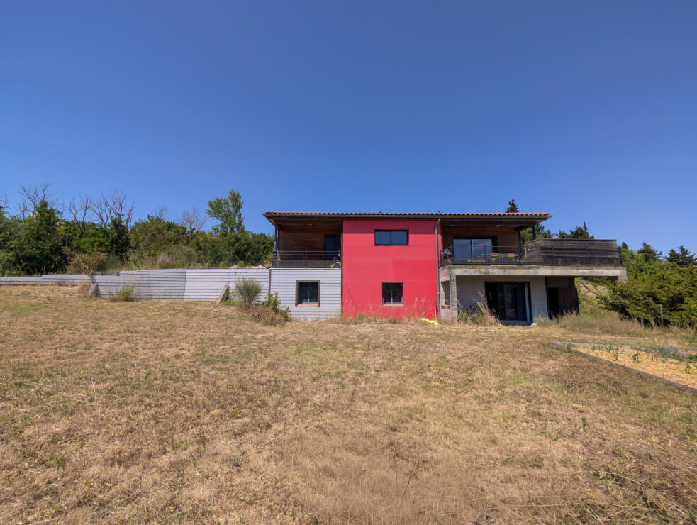 Spacious architect-designed home with open views and strong potential for adaptation – 9km from Castelnaudary