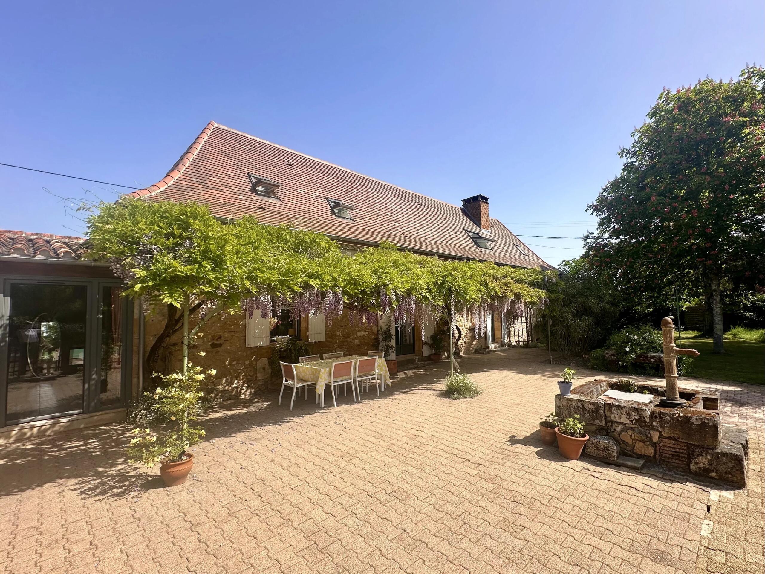 Fabulous family home or income generating with large pool near Bergerac, Aquitaine – France – BVI68643