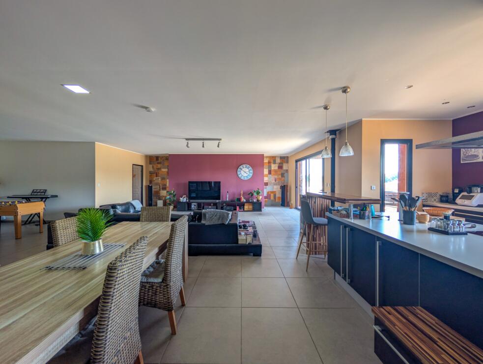 Spacious architect-designed home with open views and strong potential for adaptation – 9km from Castelnaudary